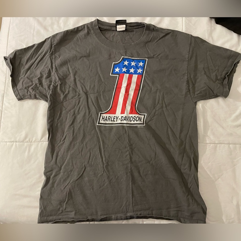 Harley Davidson gray t-shirt saying“ Harley Davidson” on the front with a 1.